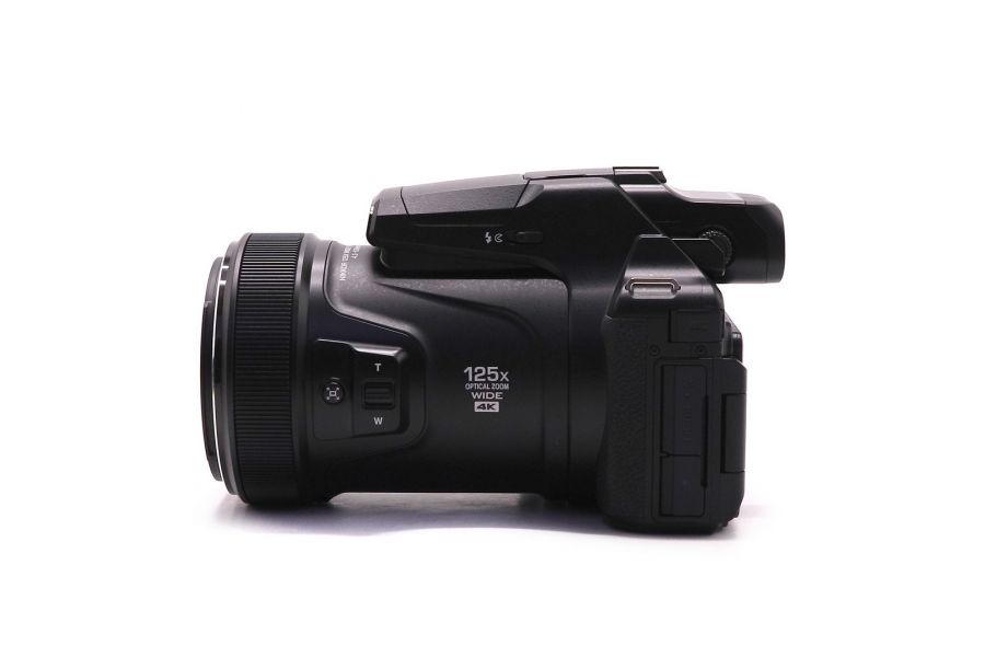 Суперзум-камера Nikon Coolpix P1100 в упаковке