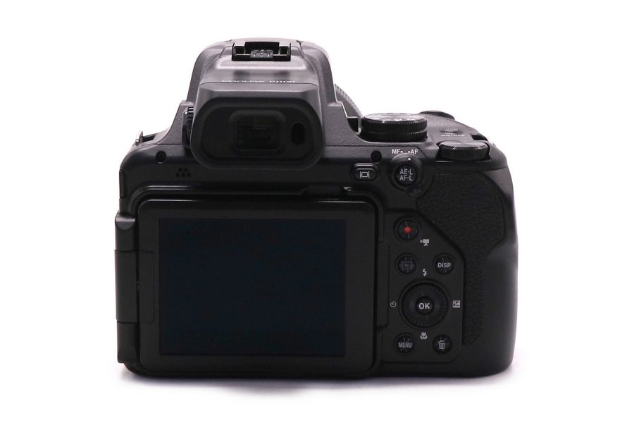 Суперзум-камера Nikon Coolpix P1100 в упаковке