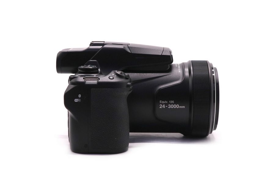 Суперзум-камера Nikon Coolpix P1100 в упаковке