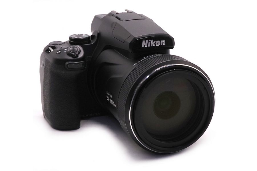 Суперзум-камера Nikon Coolpix P1100 в упаковке