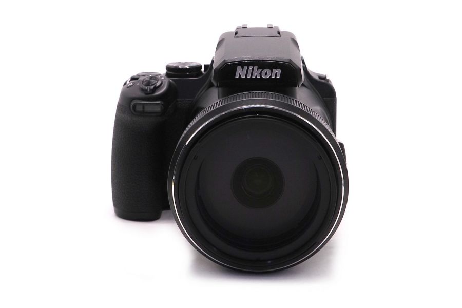Суперзум-камера Nikon Coolpix P1100 в упаковке