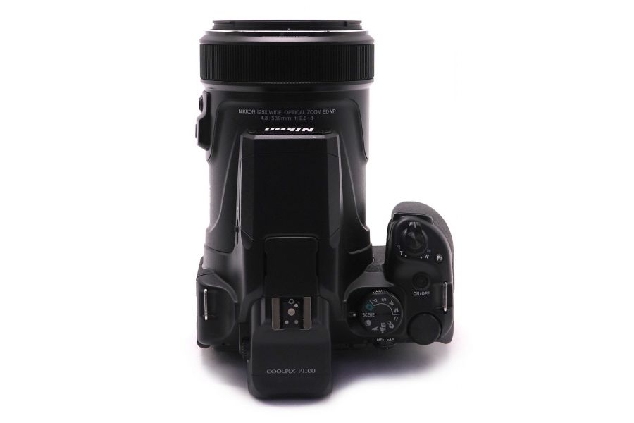 Суперзум-камера Nikon Coolpix P1100 в упаковке