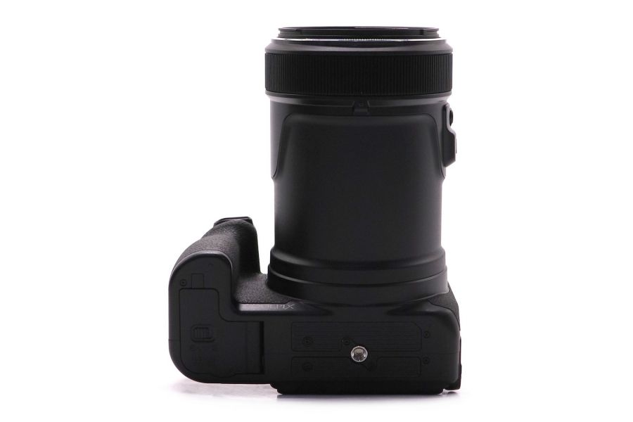 Суперзум-камера Nikon Coolpix P1100 в упаковке