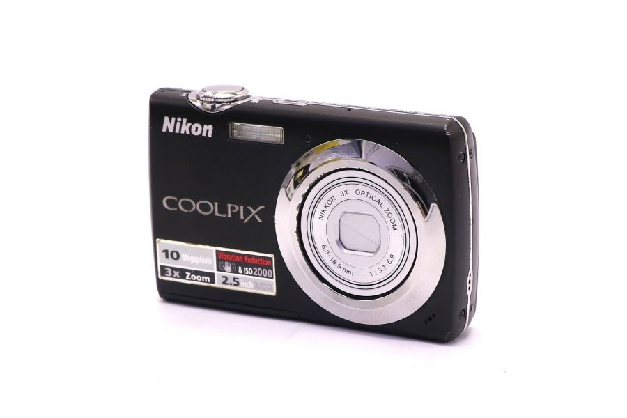 Цифровая фотокамера Nikon Coolpix S220 в упаковке