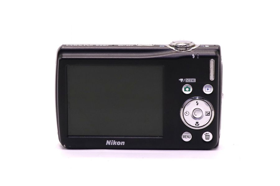Цифровая фотокамера Nikon Coolpix S220 в упаковке