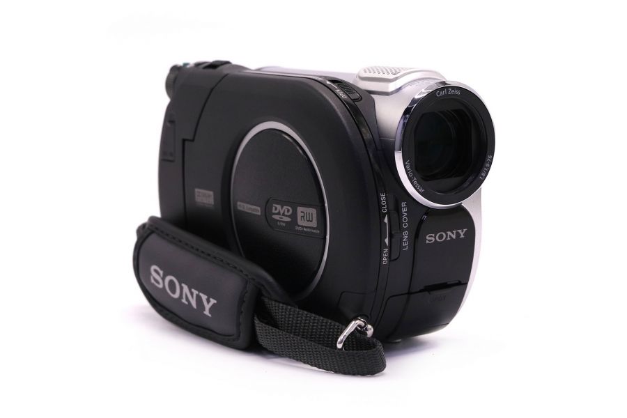 Цифровая видеокамера Sony DCR-DVD106E в упаковке