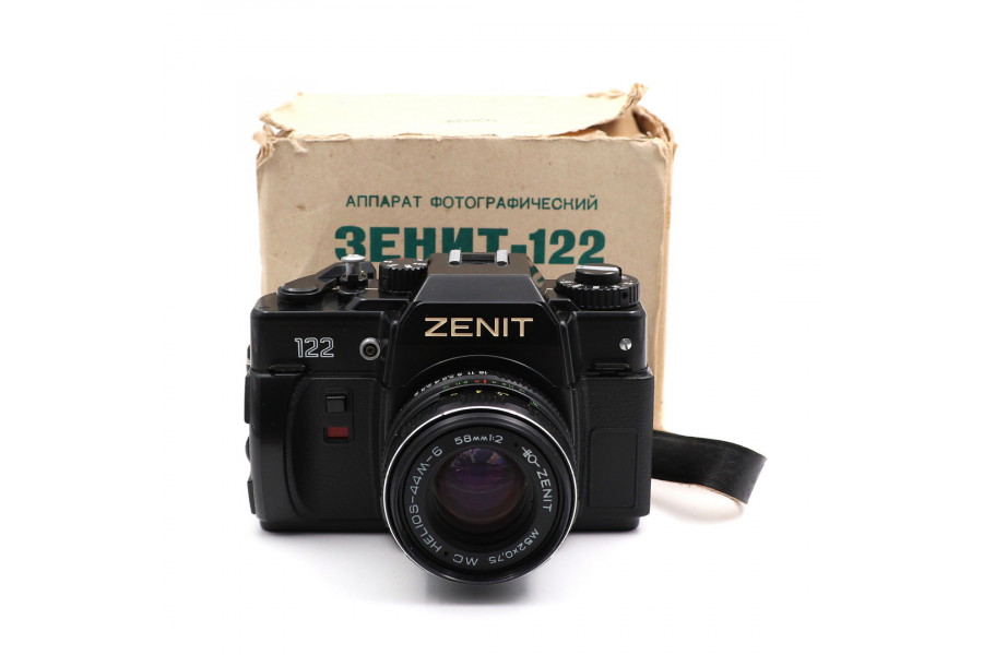 Советский фотоаппарат Зенит 122 в упаковке