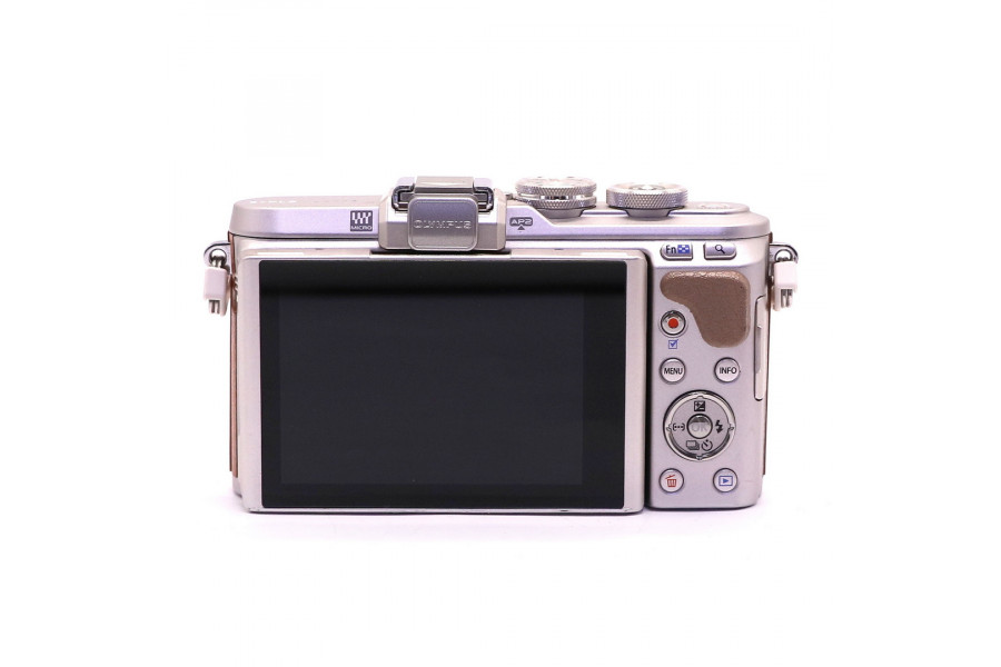 Камера Olympus Pen E-PL8 kit (пробег 550 кадров)