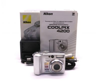 Фотокамера цифровая Nikon Coolpix E4200 в упаковке