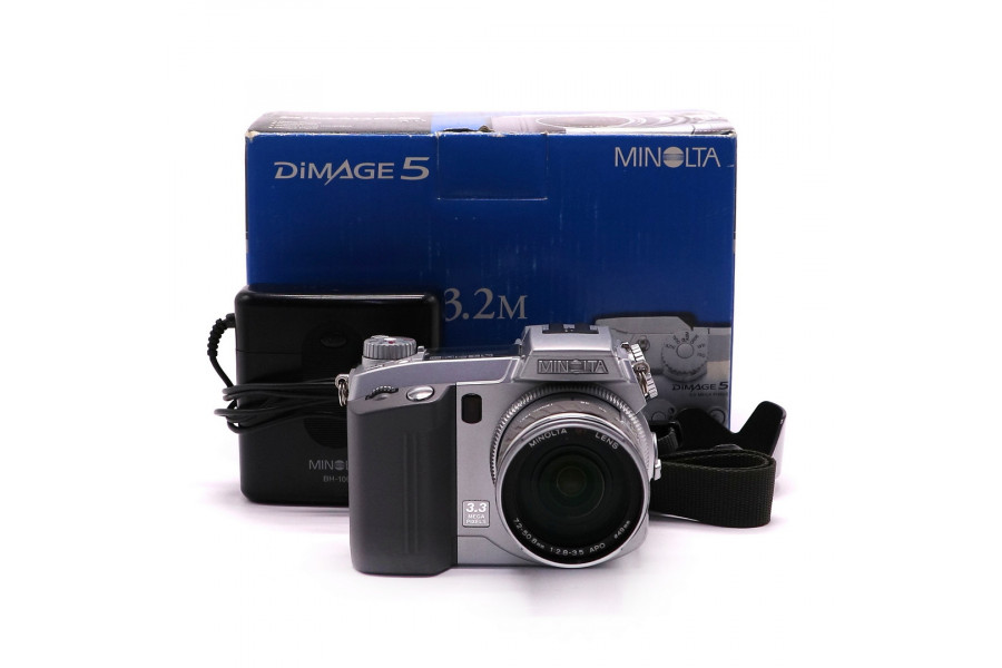 Цифровая камера Minolta Dimage 5 в упаковке