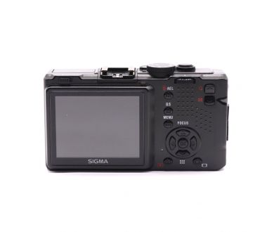 Цифровая фотокамера Sigma DP2x в упаковке