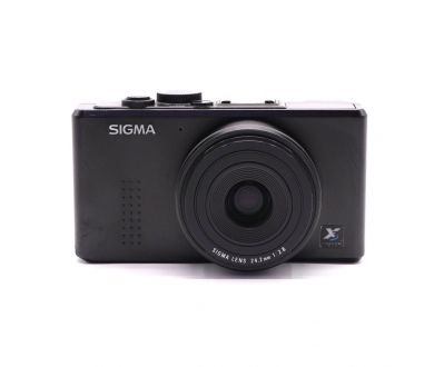 Цифровая фотокамера Sigma DP2x в упаковке