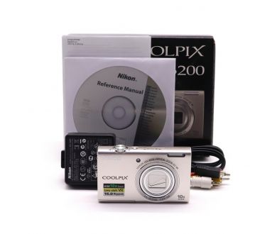 Компактная камера Nikon Coolpix S6200 в упаковке