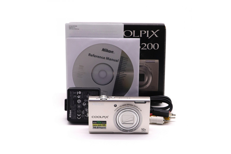 Компактная камера Nikon Coolpix S6200 в упаковке