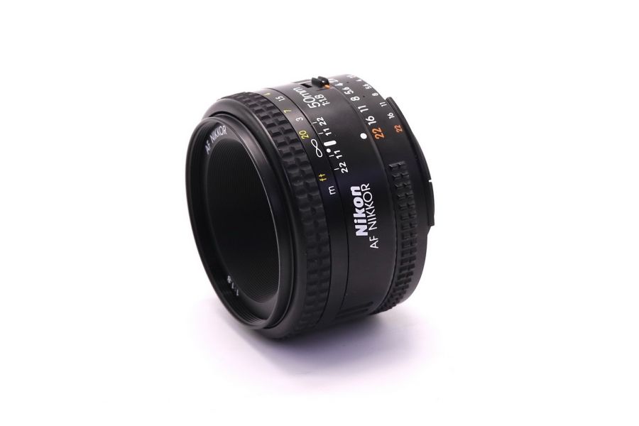 Nikon 50mm f/1.8 AF Nikkor в упаковке
