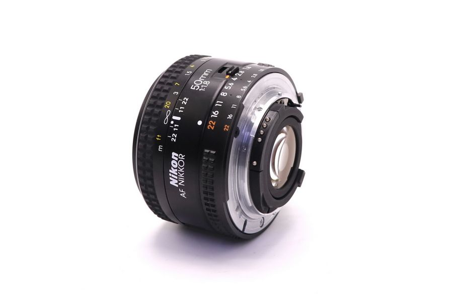 Nikon 50mm f/1.8 AF Nikkor в упаковке