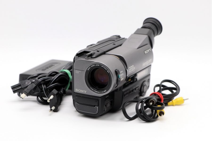 Видеокамера Sony CCD-TR640E