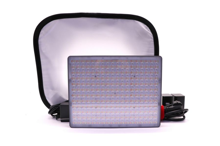 Осветитель Aputure Amaran P60C (China, 2011)