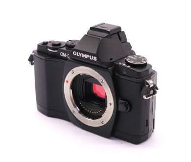 Olympus OM-D E-M5 body (пробег 7570 кадров)