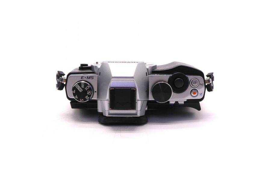 Olympus OM-D E-M5 body (пробег 4500 кадров)