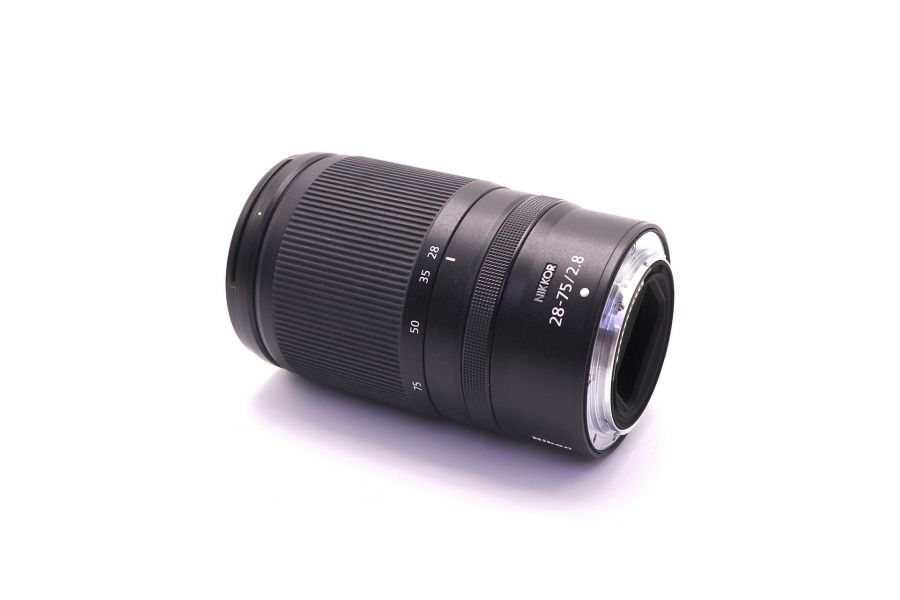 Nikon 28-75mm f/2.8 Nikkor Z в упаковке