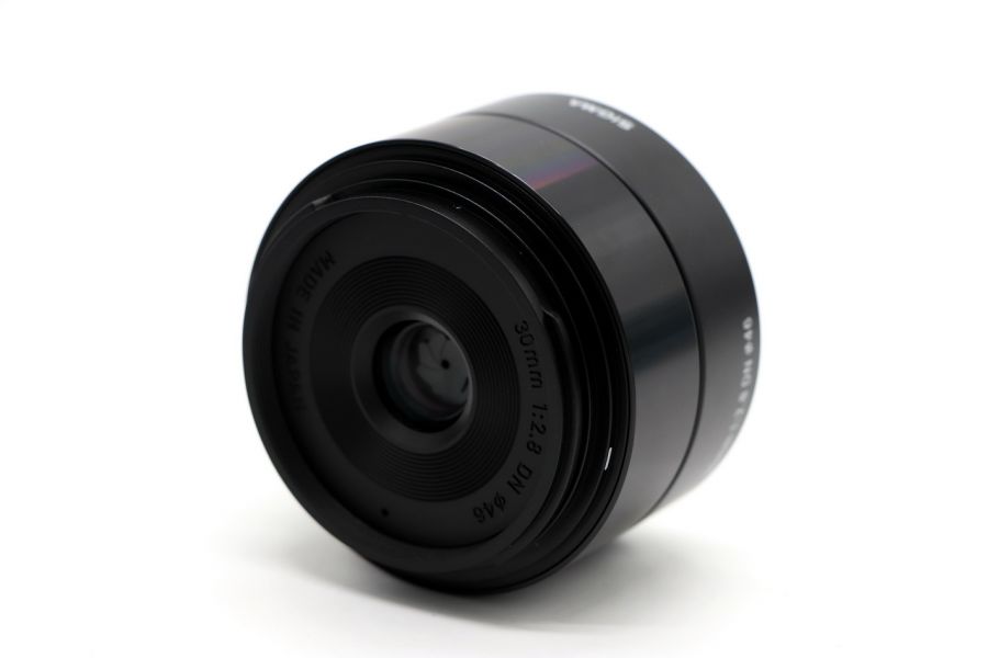 Sigma AF 30mm f/2.8 DN Art Sony E в упаковке