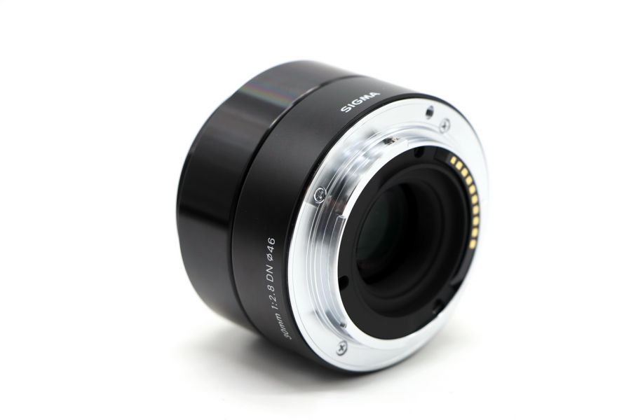 Sigma AF 30mm f/2.8 DN Art Sony E в упаковке