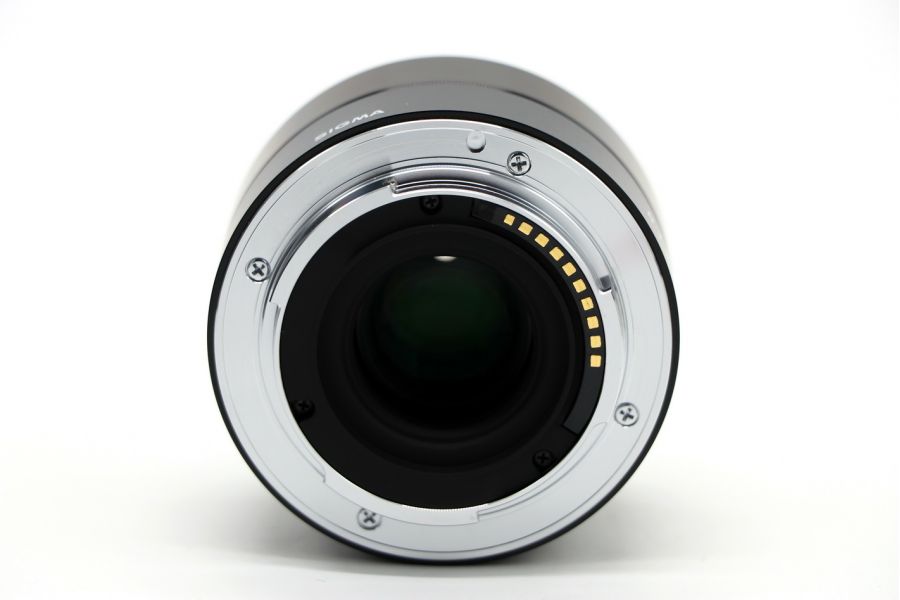 Sigma AF 30mm f/2.8 DN Art Sony E в упаковке