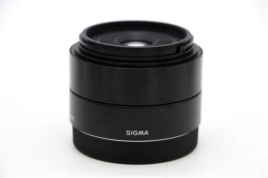 Sigma AF 30mm f/2.8 DN Art Sony E в упаковке