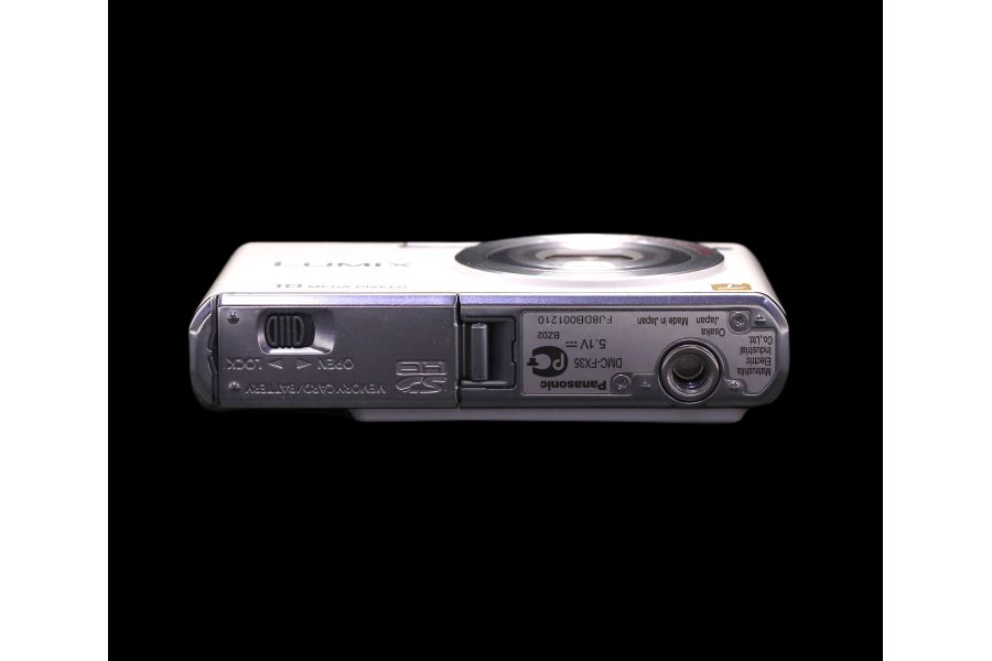 Panasonic Lumix DMC-FX35 (Japan, 1990)