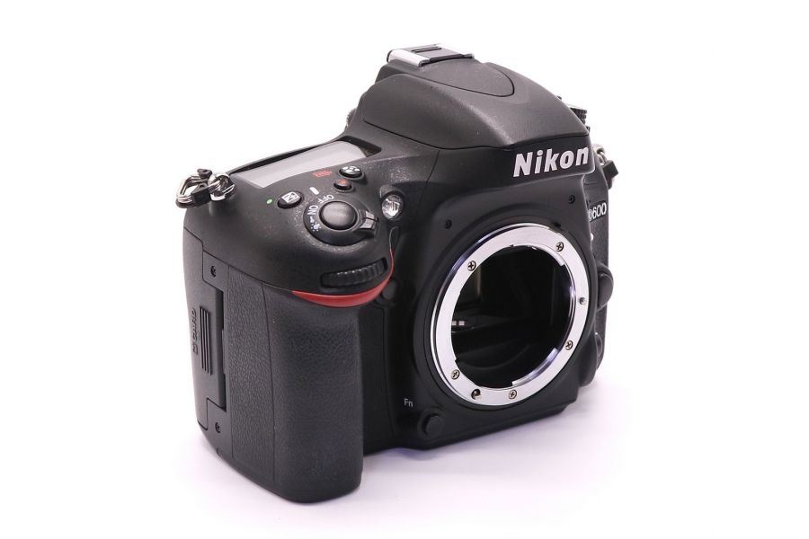 Nikon D600 body в упаковке (пробег 9100 кадров)