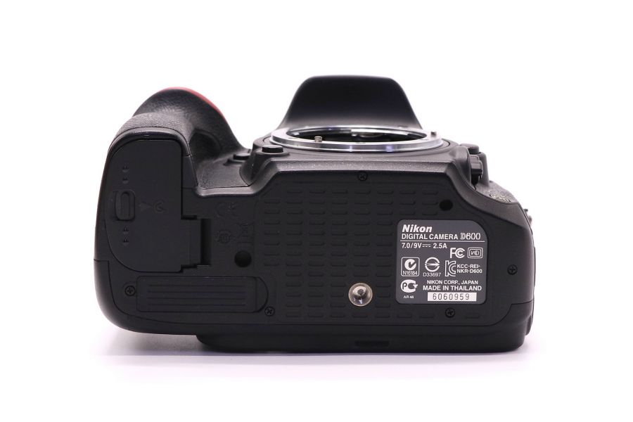 Nikon D600 body в упаковке (пробег 9100 кадров)