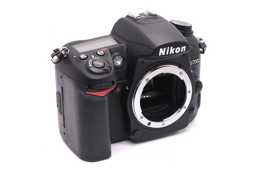 Nikon D7000 body в упаковке (пробег 4685 кадров)