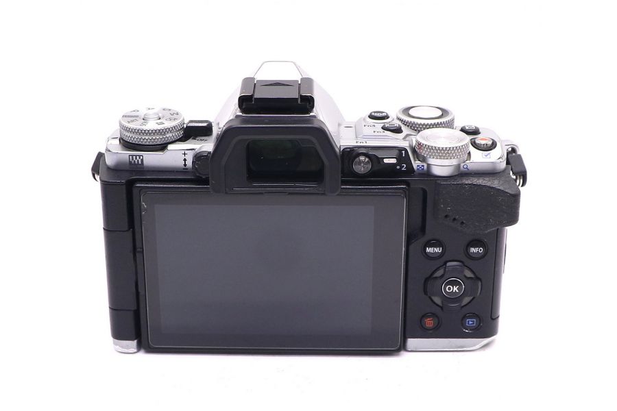 Olympus OM-D E-M5 II body (пробег 81700 кадров)