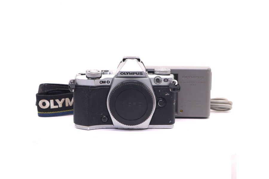 Olympus OM-D E-M5 II body (пробег 81700 кадров)