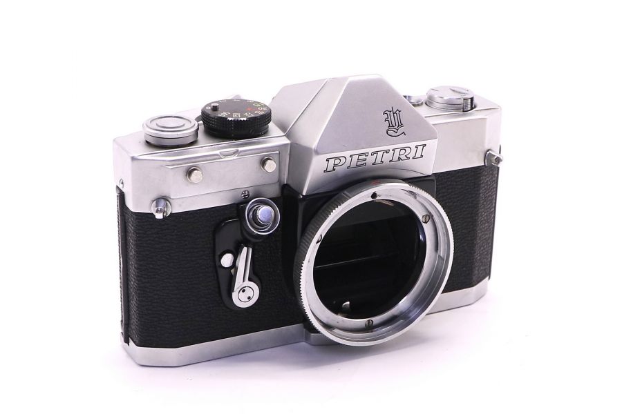 Petri Penta V6 body (Japan, 1965)