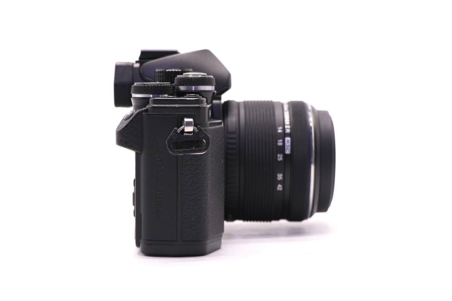 Olympus OM-D E-M10 Mark II kit черный (пробег 17905 кадров)