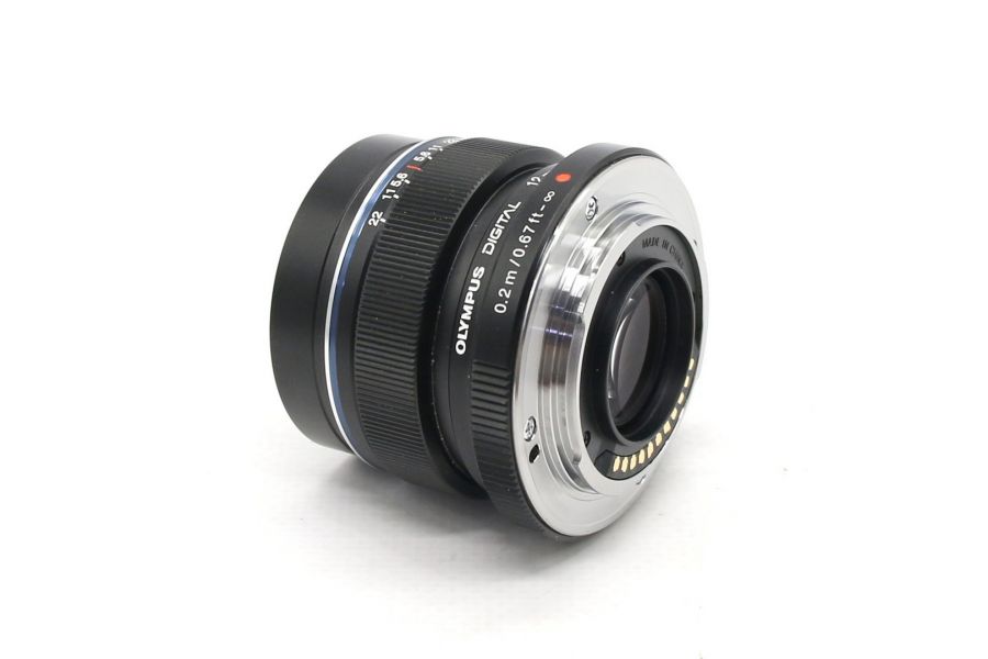 Olympus M.Zuiko Digital ED 12mm F/2 в упаковке