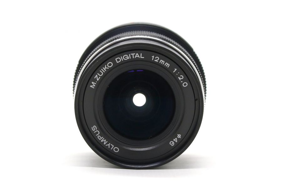 Olympus M.Zuiko Digital ED 12mm F/2 в упаковке
