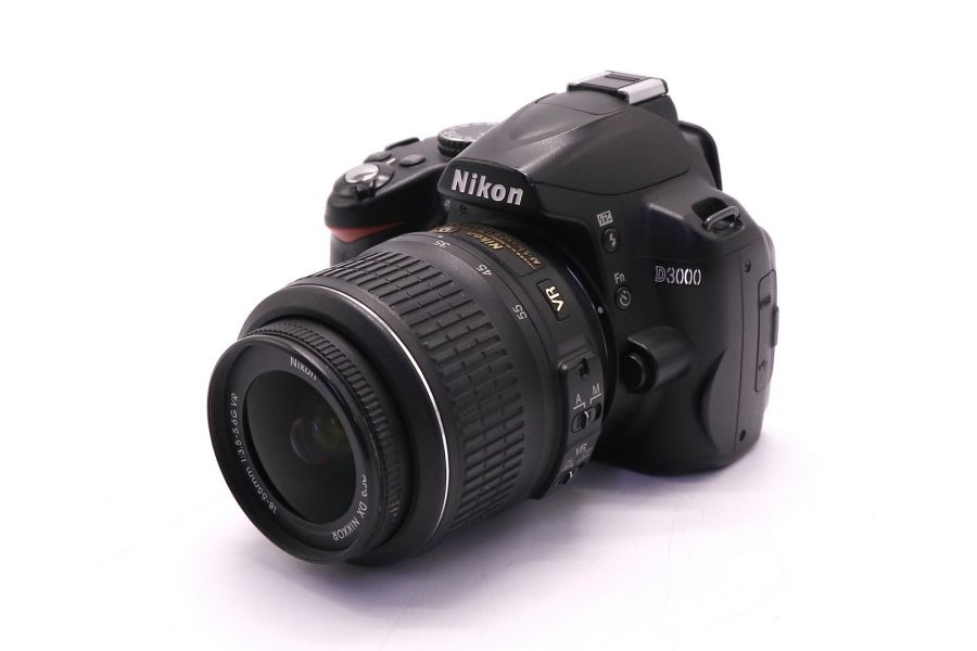Nikon D3000 kit (пробег 7745 кадров)