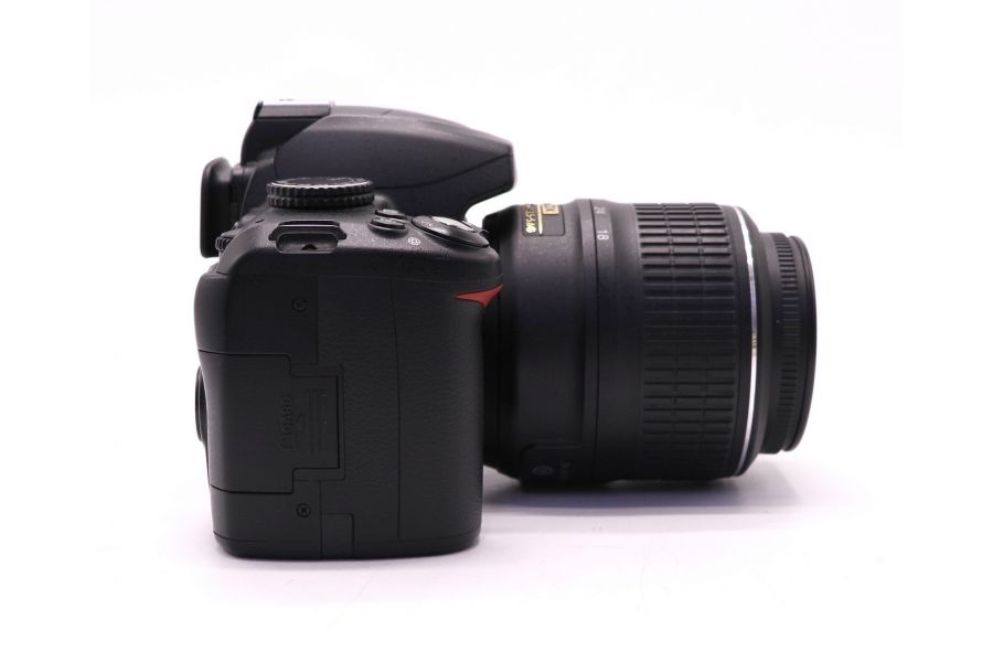 Nikon D3000 kit (пробег 7745 кадров)