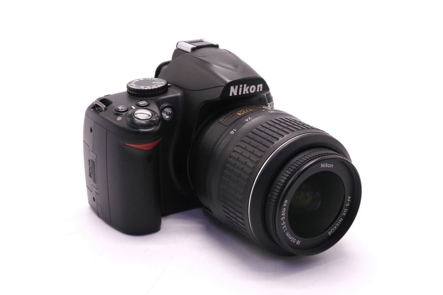 Nikon D3000 kit (пробег 7745 кадров)