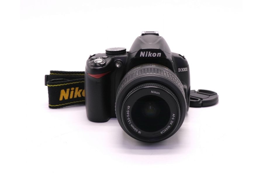 Nikon D3000 kit (пробег 7745 кадров)