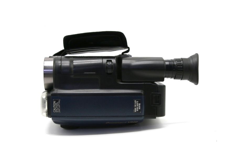 Видеокамера JVC GR-AX400EG в упаковке