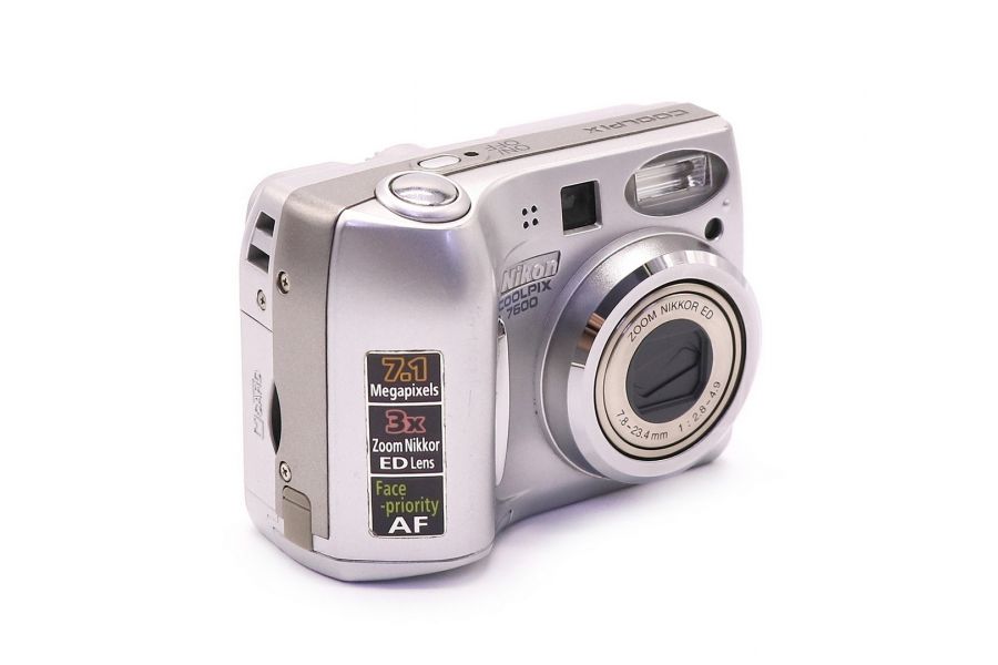 Nikon Coolpix 7600