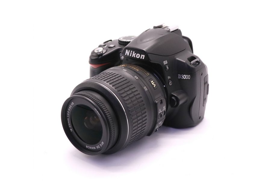 Nikon D3000 kit (пробег 8265 кадров)