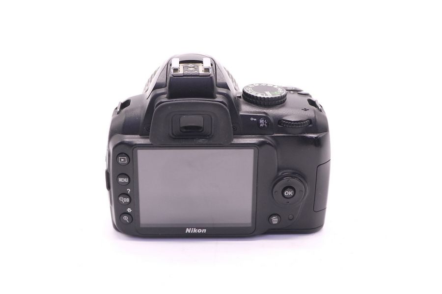 Nikon D3000 kit (пробег 12740 кадров)