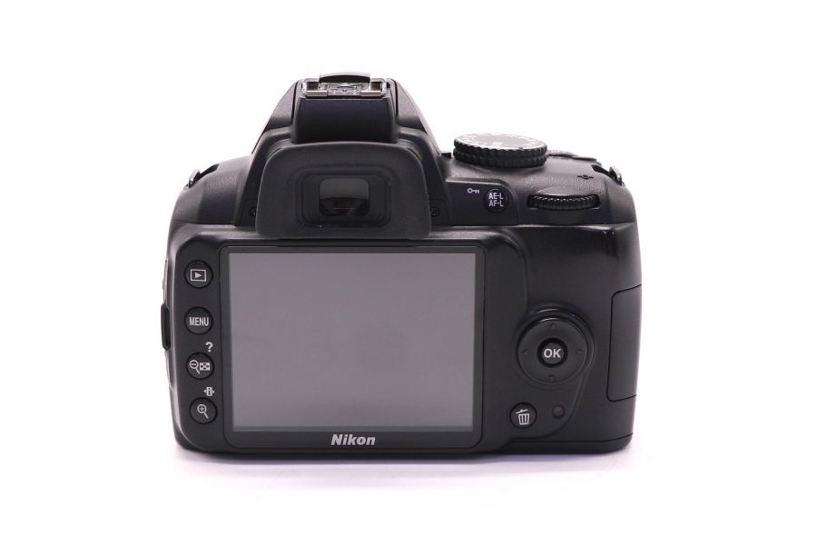 Nikon D3000 kit (пробег 8265 кадров)