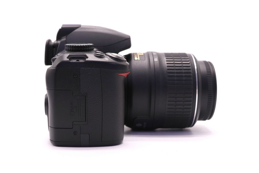 Nikon D3000 kit (пробег 8265 кадров)