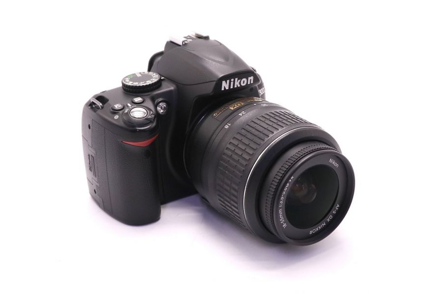 Nikon D3000 kit (пробег 8265 кадров)